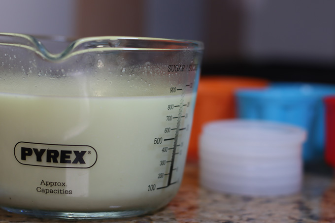 mistura líquida de gelatina com queijo quark