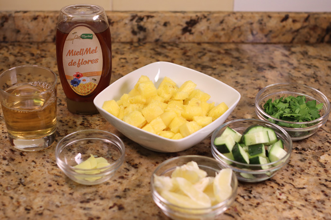 ingredientes do smoothie de ananás, salsa, pepino e limão