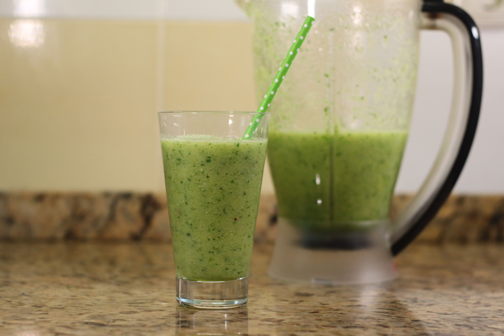 Smoothie de Ananás, Pepino, Salsa e Limão